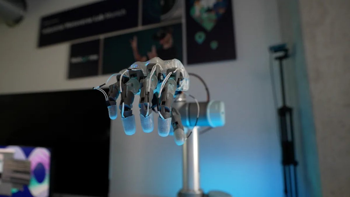 Siemens's tweet photo. Industrial robots are brilliant at repetition. But real-world environments are rarely perfect. With #Physical AI from the #SiemensXcelerator portfolio, we are helping robots perceive their environment and adapt to real-world variations. 🤖 https://t.co/kQjiUTGhsv