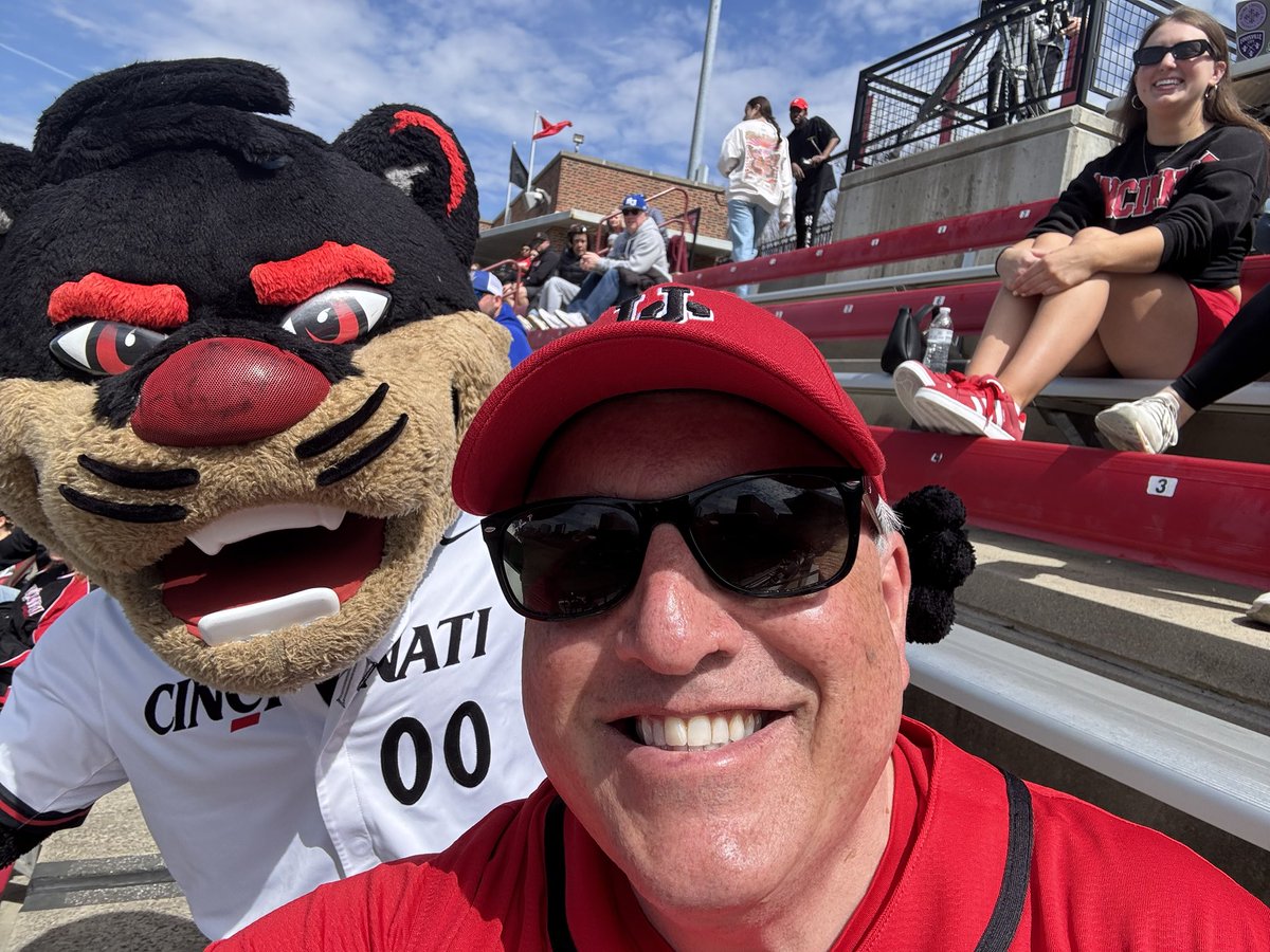 cincygreghoodin's tweet image. Just kinda hanging out with @TheCincyBearcat on a Bea-U-Tiful #sundayincincy at the ballpark ! ‘Cause, you know . LETS GO #BEARCATS @GoBearcatsBASE @GoBEARCATS @uofcincy @uofcincyalumni @GoBearcatsUCATS @uofcincyfound #BearcatFamily #BearcatsUnited #BearcatsForLife #cincyvibes