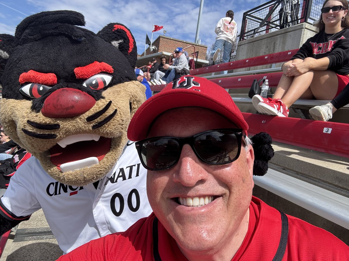 cincygreghoodin's tweet image. Just kinda hanging out with @TheCincyBearcat on a Bea-U-Tiful #sundayincincy at the ballpark ! ‘Cause, you know . LETS GO #BEARCATS @GoBearcatsBASE @GoBEARCATS @uofcincy @uofcincyalumni @GoBearcatsUCATS @uofcincyfound #BearcatFamily #BearcatsUnited #BearcatsForLife #cincyvibes