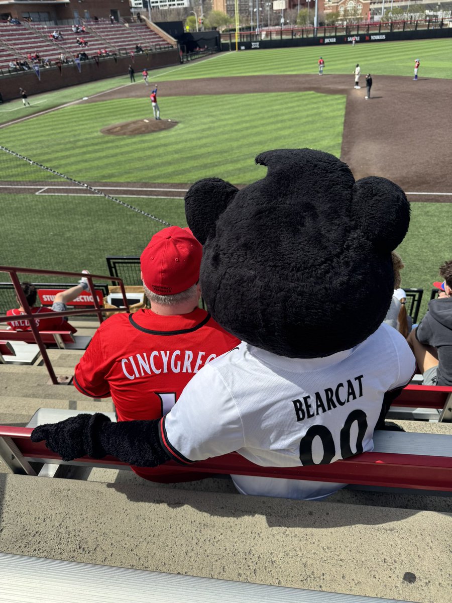 cincygreghoodin's tweet image. Just kinda hanging out with @TheCincyBearcat on a Bea-U-Tiful #sundayincincy at the ballpark ! ‘Cause, you know . LETS GO #BEARCATS @GoBearcatsBASE @GoBEARCATS @uofcincy @uofcincyalumni @GoBearcatsUCATS @uofcincyfound #BearcatFamily #BearcatsUnited #BearcatsForLife #cincyvibes