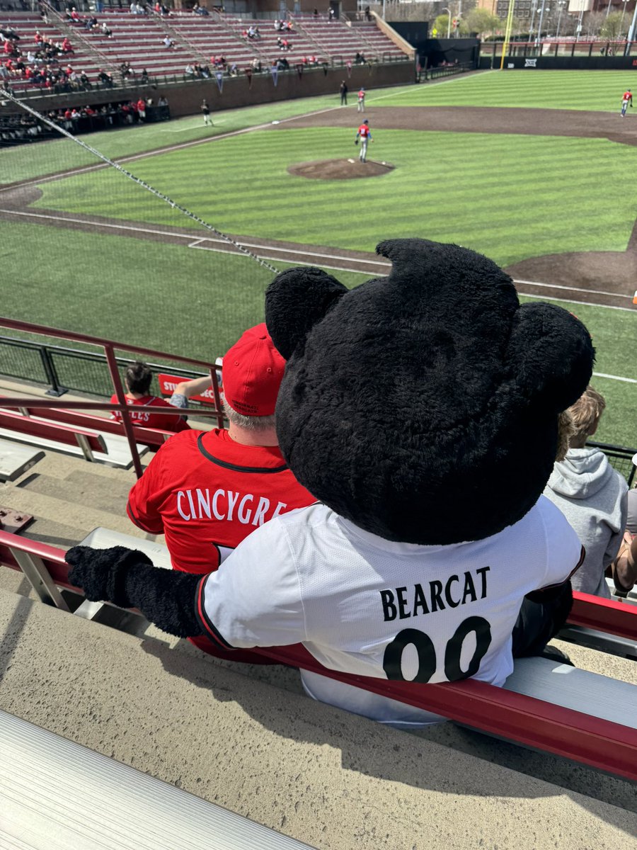 cincygreghoodin's tweet image. Just kinda hanging out with @TheCincyBearcat on a Bea-U-Tiful #sundayincincy at the ballpark ! ‘Cause, you know . LETS GO #BEARCATS @GoBearcatsBASE @GoBEARCATS @uofcincy @uofcincyalumni @GoBearcatsUCATS @uofcincyfound #BearcatFamily #BearcatsUnited #BearcatsForLife #cincyvibes