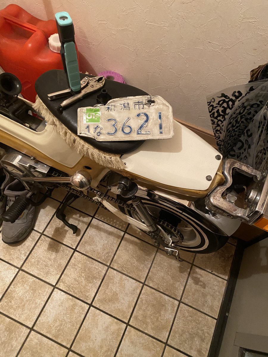 シャリー8年目にして初めてナンバー落とした
2日後に無事(?)に回収されましたとさ
数少ない8年変わらずの思い出のパーツ
大事にしよう。