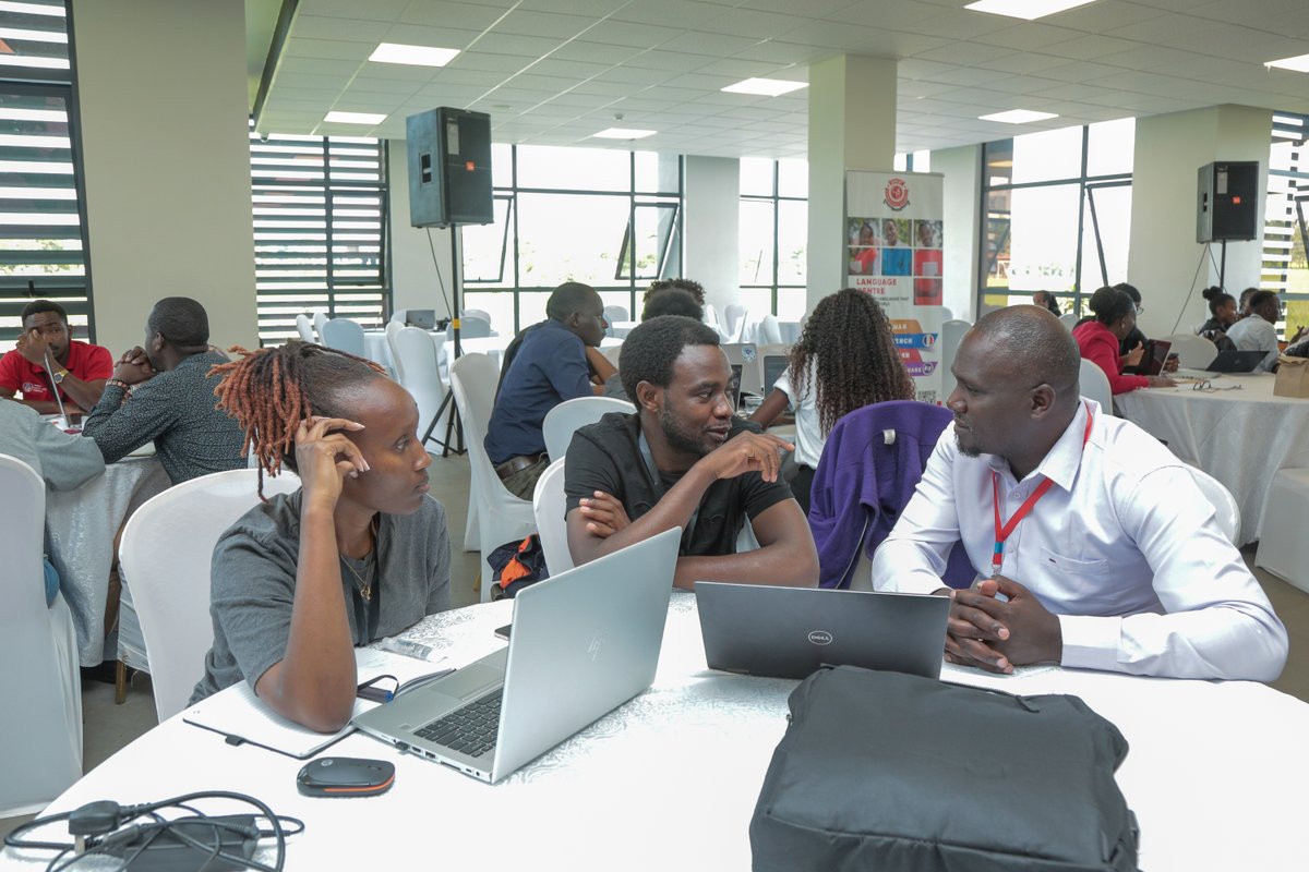 AmrefUniversity's tweet image. Building motivated teams without breaking the bank:

✔️ Performance-based bonuses
✔️ Equity (shares)
✔️ Flexible work benefits
Smart incentives = sustainable teams. 
Reality check :
Relying on volunteers long-term can cost more than it saves.
#AMIU #FromIdeaToImpact