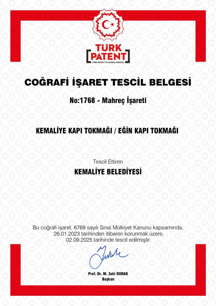 Kemaliyekymkmlg's tweet photo. 📍 Kemaliye’nin Değerleri Tescillendi

Türk Patent ve Marka Kurumu tarafından;

📌 Kemaliye Kapı Tokmağı / Eğin Kapı Tokmağı
📌 Kemaliye Kuru Kaymağı / Eğin Kuru Kaymağı

ürünlerimiz coğrafi işaret ile tescillenerek koruma altına alınmıştır.

Bu tesciller; yalnızca bir belge değil, ilçemizin zanaat geleneğinin, mutfak kültürünün ve tarihi kimliğinin resmî olarak kayıt altına alınmasıdır. Geçmişten günümüze uzanan bu değerlerimiz artık daha güçlü bir şekilde geleceğe taşınacaktır.

Kemaliyemize hayırlı olsun.