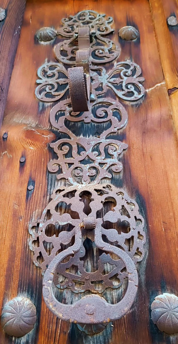 Kemaliyekymkmlg's tweet photo. 📍 Kemaliye’nin Değerleri Tescillendi

Türk Patent ve Marka Kurumu tarafından;

📌 Kemaliye Kapı Tokmağı / Eğin Kapı Tokmağı
📌 Kemaliye Kuru Kaymağı / Eğin Kuru Kaymağı

ürünlerimiz coğrafi işaret ile tescillenerek koruma altına alınmıştır.

Bu tesciller; yalnızca bir belge değil, ilçemizin zanaat geleneğinin, mutfak kültürünün ve tarihi kimliğinin resmî olarak kayıt altına alınmasıdır. Geçmişten günümüze uzanan bu değerlerimiz artık daha güçlü bir şekilde geleceğe taşınacaktır.

Kemaliyemize hayırlı olsun.