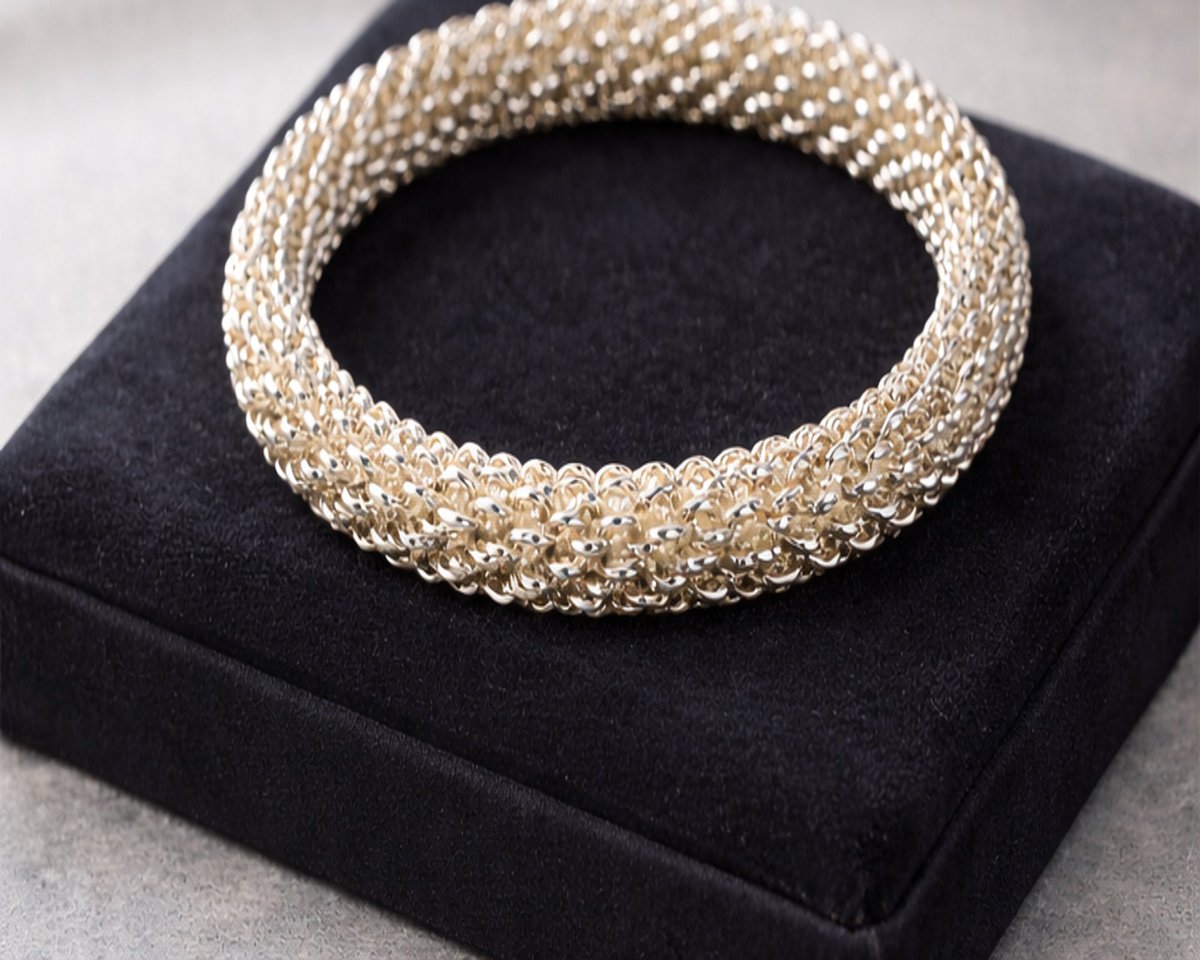 Artholic_Design's tweet photo. Masivna Vintage STERLING Srebrna Narukvica 925- Ručni rad, 70/80-e https://t.co/A0QKi1uzqv
#silver #sterling #bracelet #bangle #vintagegift #montenegro #forsale https://t.co/0zIQ2G4ZJe