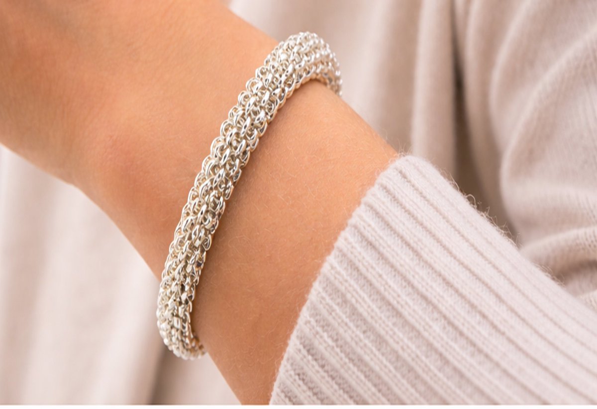 Artholic_Design's tweet photo. Masivna Vintage STERLING Srebrna Narukvica 925- Ručni rad, 70/80-e https://t.co/A0QKi1uzqv
#silver #sterling #bracelet #bangle #vintagegift #montenegro #forsale https://t.co/0zIQ2G4ZJe
