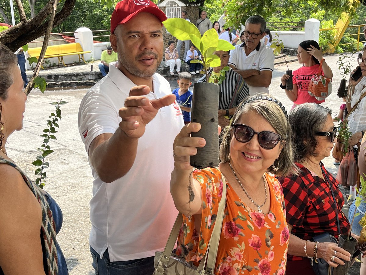 AlcaldiaDeHonda's tweet photo. En el marco del Domingo de Ramos, vivimos una jornada exitosa con la entrega de plantas a través de la campaña “Adopta y Siembra un Árbol”, liderada por la Cámara de Comercio, Tierra Negra y la Alcaldía Municipal. https://t.co/WwAAsq5IA7