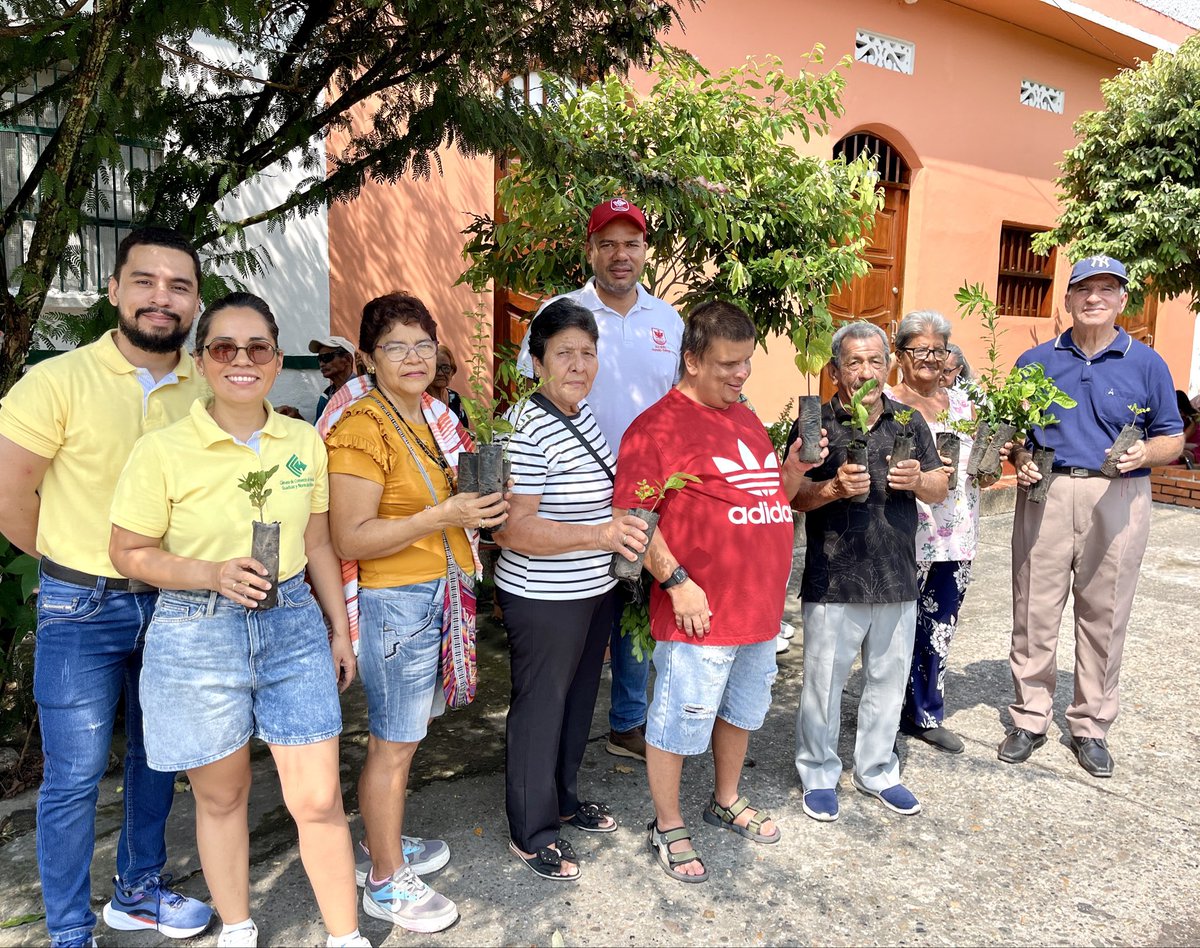 AlcaldiaDeHonda's tweet photo. En el marco del Domingo de Ramos, vivimos una jornada exitosa con la entrega de plantas a través de la campaña “Adopta y Siembra un Árbol”, liderada por la Cámara de Comercio, Tierra Negra y la Alcaldía Municipal. https://t.co/WwAAsq5IA7