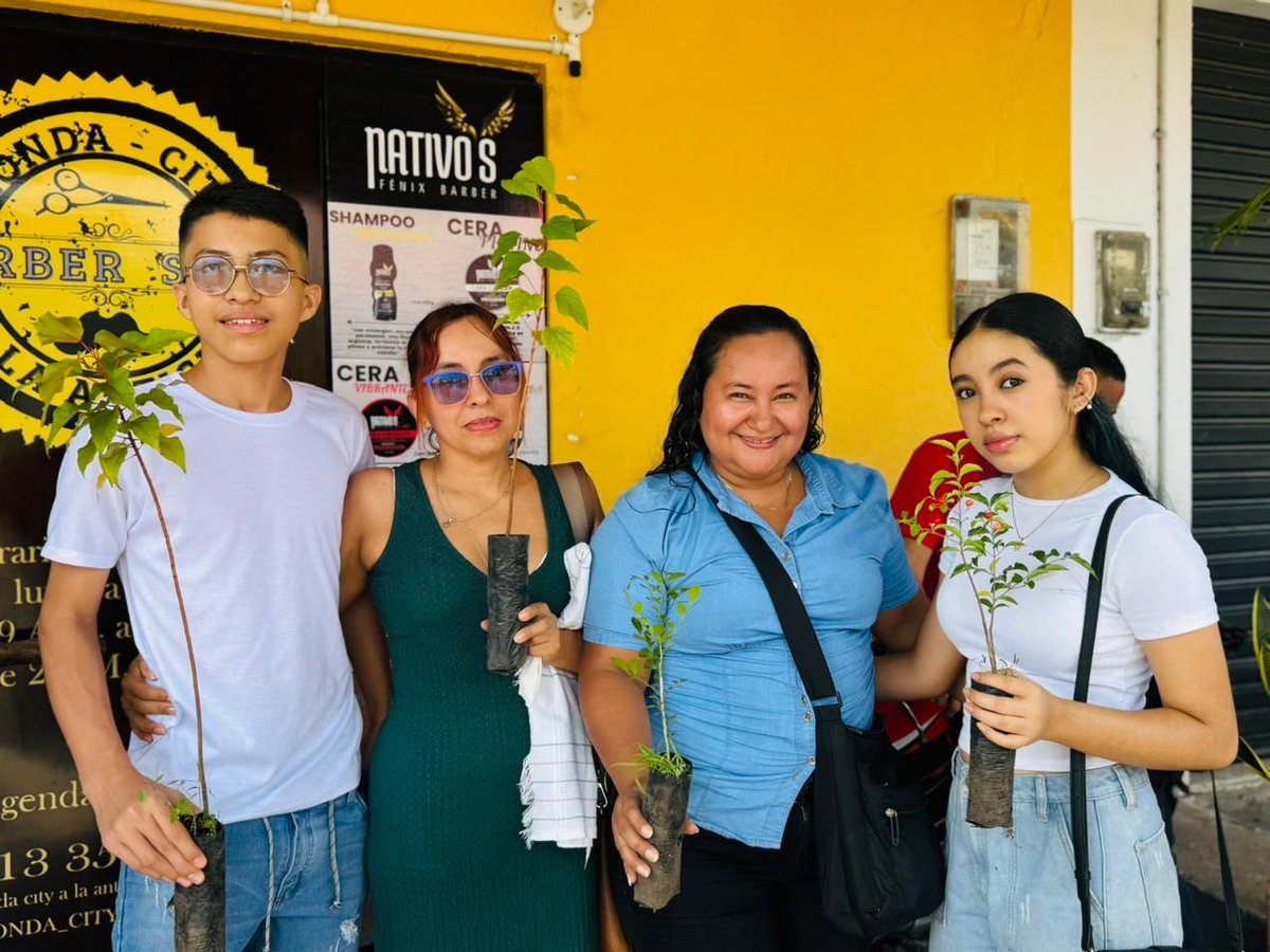 AlcaldiaDeHonda's tweet photo. En el marco del Domingo de Ramos, vivimos una jornada exitosa con la entrega de plantas a través de la campaña “Adopta y Siembra un Árbol”, liderada por la Cámara de Comercio, Tierra Negra y la Alcaldía Municipal. https://t.co/WwAAsq5IA7