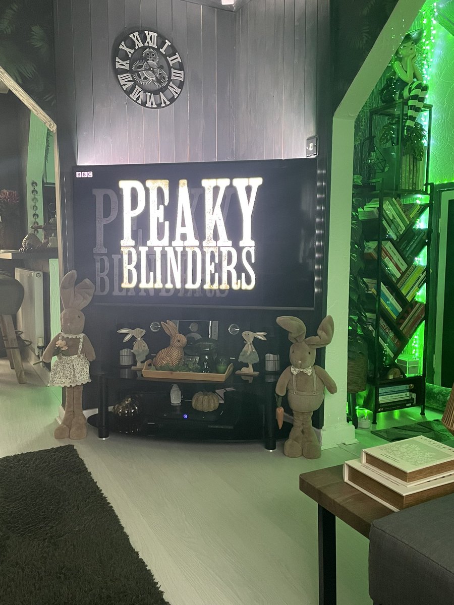 devereux1655's tweet photo. I know I’m late to the party! Going to give this a go! #peakyblinder #series 📺 https://t.co/jieZW0vSc4