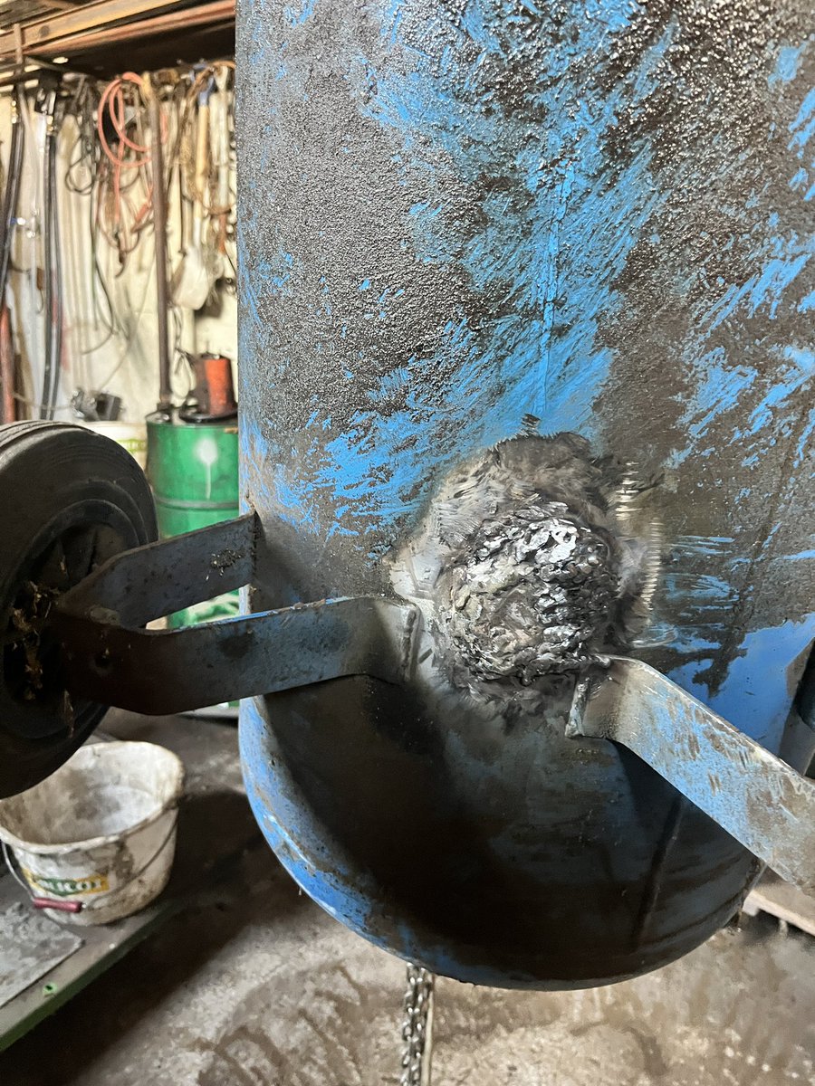 RH 🍀🚜🐮 💛💙 🤡 😇👿 🥂 tweet media