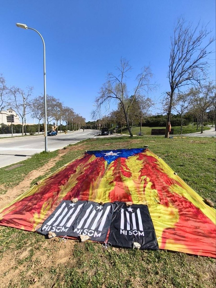 assembleasmxi's tweet image. L'arribada de la Volta Ciclista a #Barcelona, avui, acompanyada de desenes d'estelades. 

Esmolem ben bé les eines per assolir la #independència!