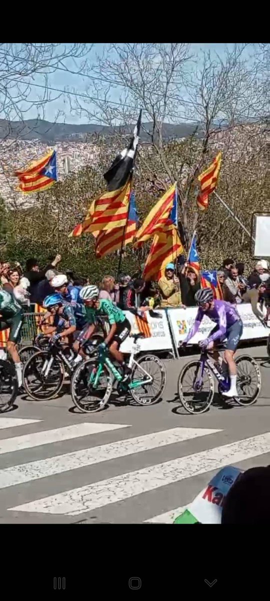 assembleasmxi's tweet image. L'arribada de la Volta Ciclista a #Barcelona, avui, acompanyada de desenes d'estelades. 

Esmolem ben bé les eines per assolir la #independència!