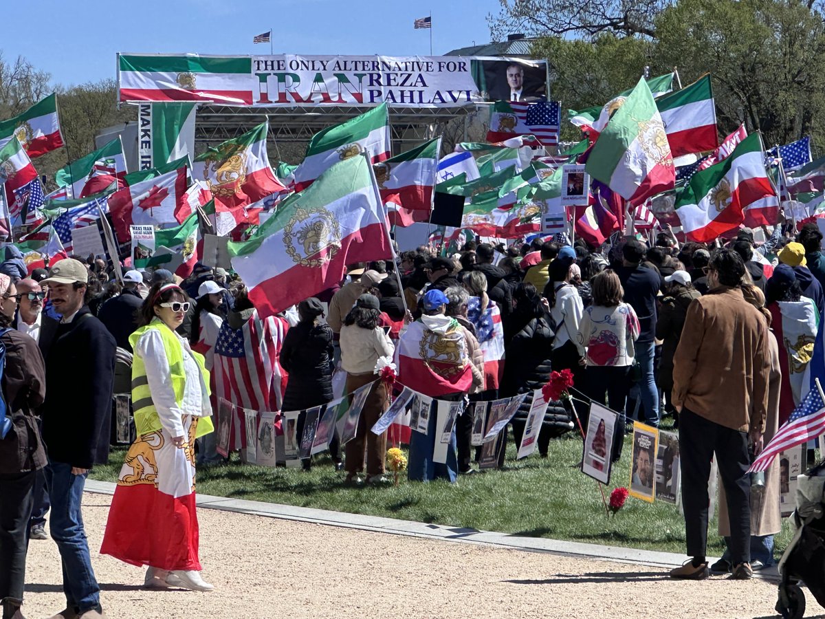 TehranWatcher's tweet image. #Anti-Islamic Republic rally in WashingtonDC in front of the U.S. Congress with people holding the U.S. #Israeli and Iran’s Lion and Sun flag and chanting “Pahlavi will return” and “Javid Shah”  #Iran