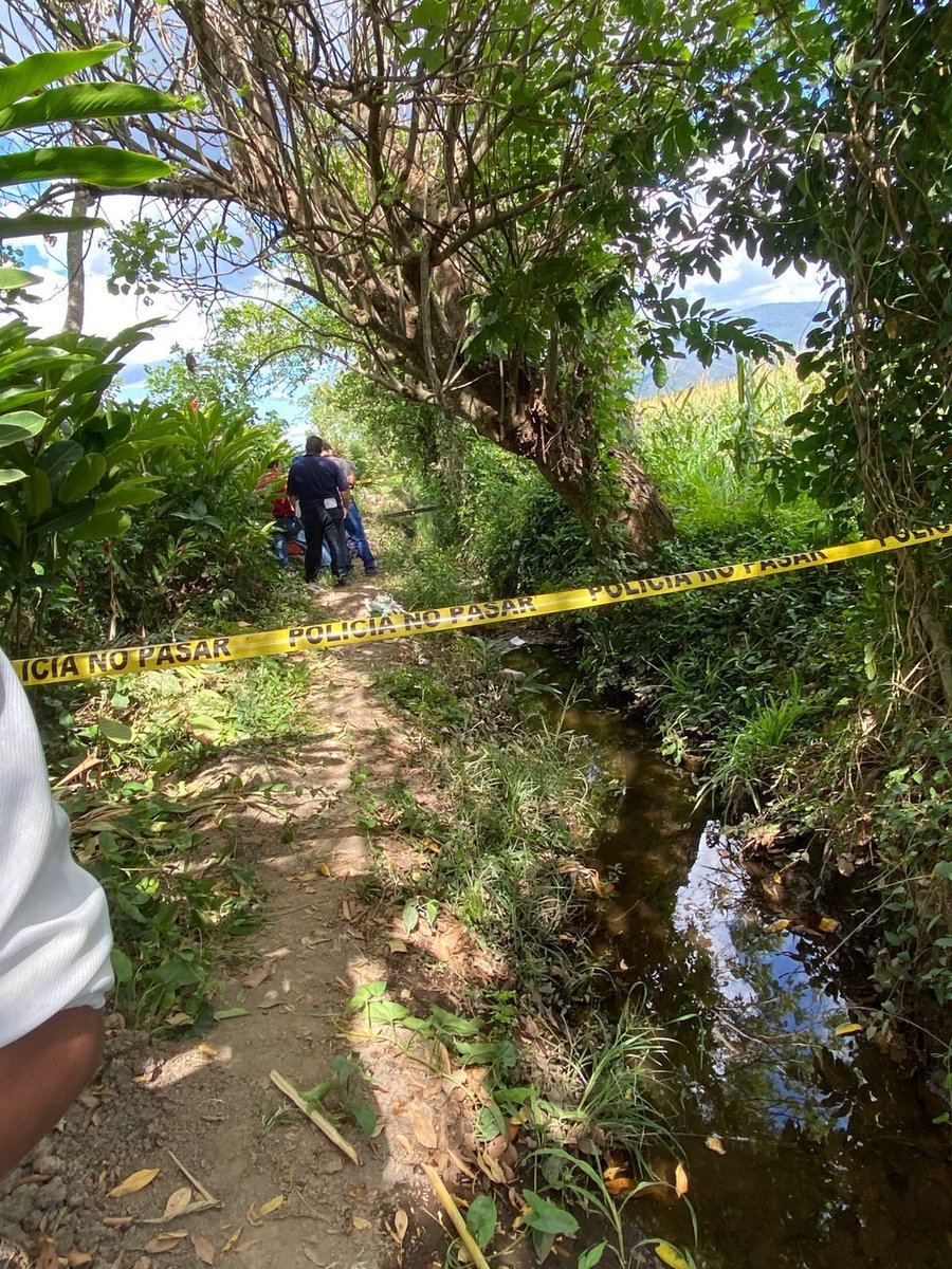 #Nacionales 
Una niña de 1 año falleció tras caer a un canal de agua en el caserío El Astillero, Ciudad Arce, informó Cruz Verde.

Después de una búsqueda, el cuerpo fue localizado a 7 km del lugar. Según familiares, la menor jugaba en la zona cuando ocurrió el accidente