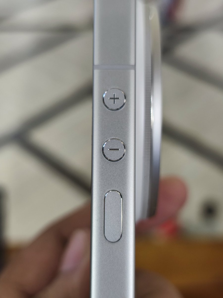 SwagatOjha's tweet image. Had the opportunity to experience the #Xiaomi17Ultra at the MIFC Bhubaneswar meet, and it truly stands out as a next-generation flagship💪
The Leica-powered camera system is exceptional-delivering stunning detail, natural color science &amp;amp; portraits in every shot 📸
#RuleTheNight