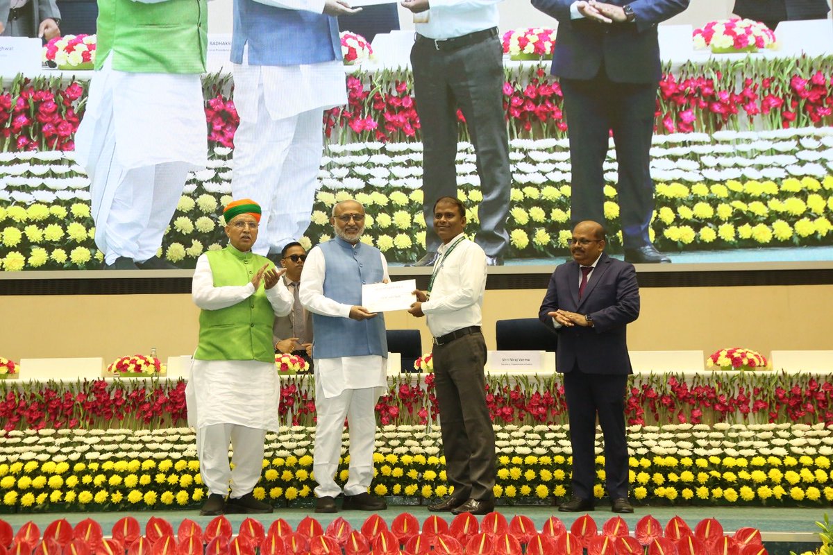 नई दिल्ली विज्ञान भवन में आयोजित राष्ट्रीय 'टेली-लॉ कार्यक्रम गतिविधि' में माननीय कानून मंत्री अर्जुन राम मेघवाल की अध्यक्षता में माननीय उपराष्ट्रपति श्री सी.पी. राधाकृष्णन द्वारा CSC Tele-law service में बेहतर प्रदर्शन के लिए बिहार से प्रकाश कुमार तिवारी को सम्मानित किया गया।
