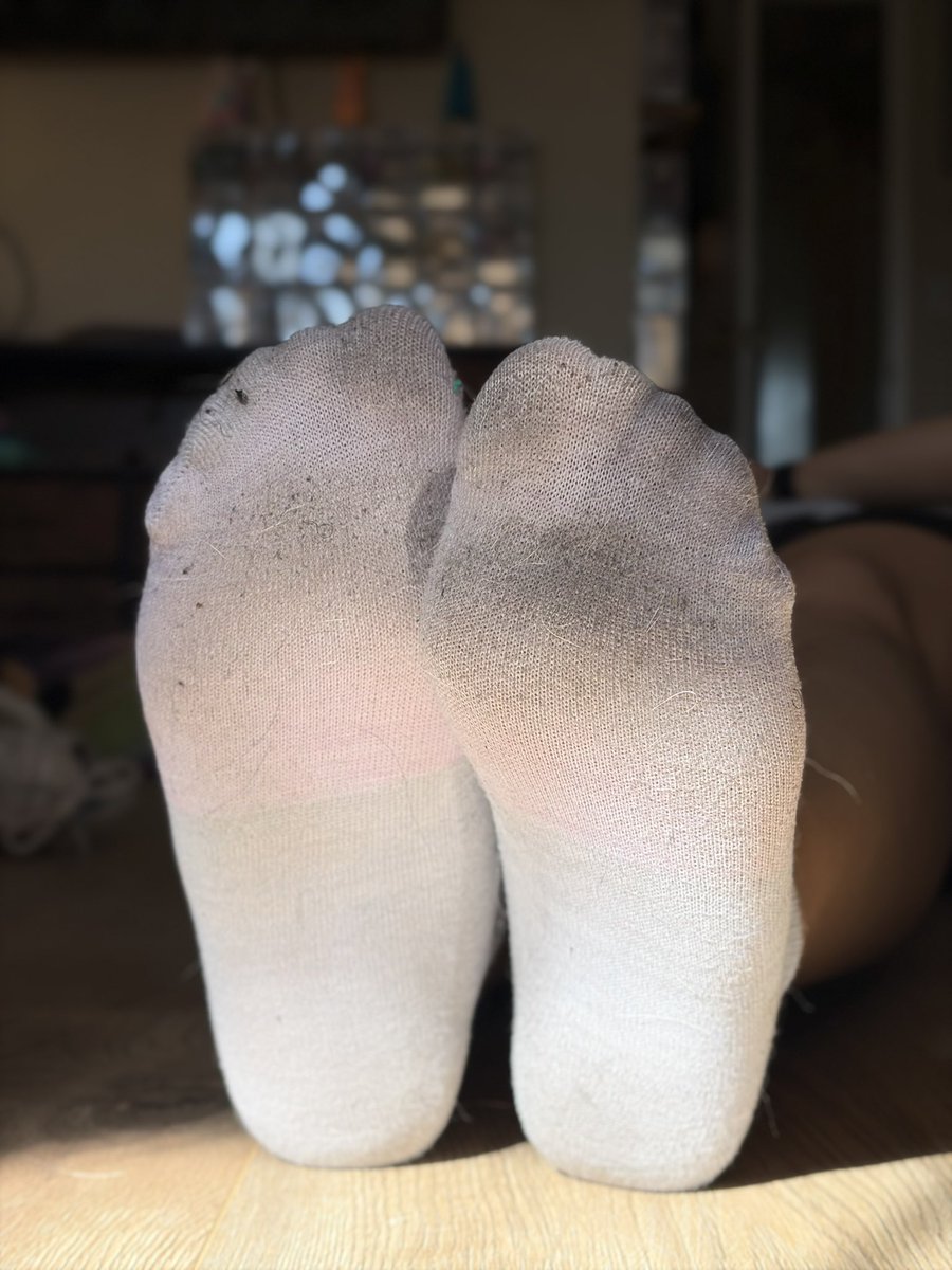 dearnoelle33's tweet photo. Morning walks and dirty socks
#dirtysocks #smellysocks #wellwornsocks #wellworn #anklesocks #sockselfie #socks #anklesocklover #cutesocks #socksoftheday #socklover #likeforlike #cleansocks #nylons #whitesocks #noshowsocks https://t.co/Wqgw4rbvDK