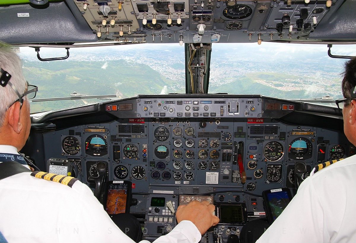 hn_spotters's tweet photo. Entrando a MHTG-Tegucigalpa procedente de Roatan, en esta ocasión haciendo el procedimiento para aterrizaje en la pista 0-2 un privilegio volar en cabina y tener l oportunidad de poder captar estas imágenes a bordo del B737-200 HR-AVR https://t.co/Au3GC7UoMT