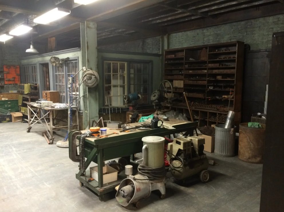 tvsetarchive's tweet photo. Melvin Potter's Workshop from Netflix's Daredevil

via: Jan Jericho https://t.co/qjQpsna31u