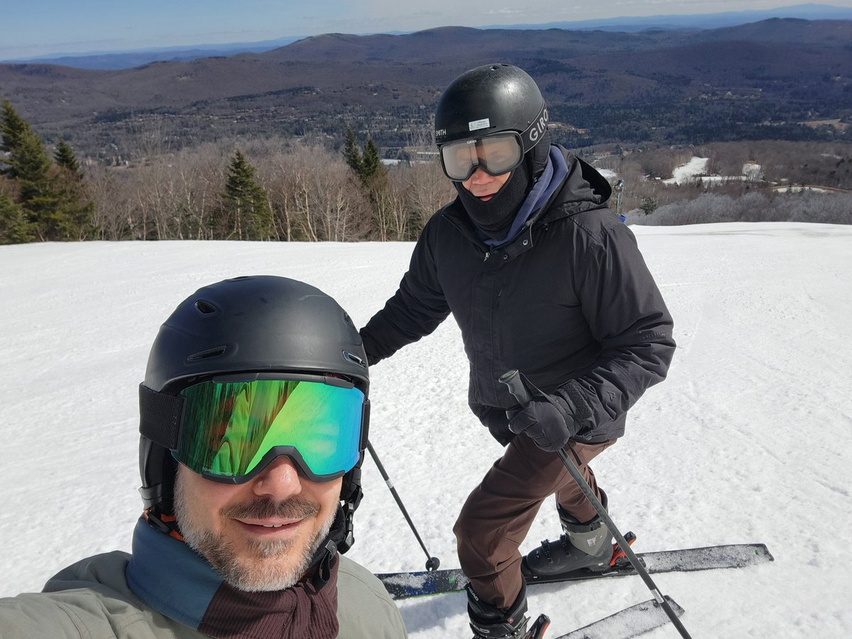 GrapeChasers's tweet photo. Closed out the winter season with a cold one 🍺 at #BeerNakedBrewery overlooking the Hogback Mountain Valley. Two days at #MountSnow 🏂🏔 before warm weather really sets in at the mountains. Great spring conditions and no crowds! 🍇🏃🍷🙂

#grapechasers #vermont #drinklocal https://t.co/mGiY4zhOpc