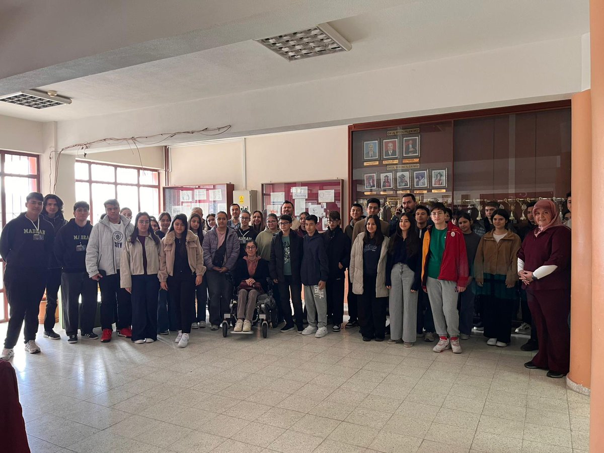 MadranAL_09's tweet photo. Çine Madran Anadolu  Lisesi’nin Çine ilçe yönetici okulu olarak yürüttüğü Aydın Ortaokullar ve Liseler Arası Matematik Olimpiyatları kapsamında 1. aşama sınavı başarıyla gerçekleştirildi.

Çine genelinde 5 ortaokul ve 5 lise olmak üzere toplam 10 okuldan 30 öğrencinin katılım sağladığı sınav, Çine  Madran Anadolu Lisesinde  uygulandı.

Saat 11.00’de başlayan sınavda öğrenciler, 90 dakika boyunca matematiksel düşünme, problem çözme, akıl yürütme ve analiz becerilerini ölçen sorularla karşılaştı. Sınav süreci, planlanan takvim doğrultusunda düzenli ve sorunsuz bir şekilde yürütüldü.

Sınav sürecinde öğretmenlere yönelik olarak “Yapay Zekâ ile Eğitim” konulu bilgilendirme etkinliği gerçekleştirilmiş, liseler arası matematik olimpiyatlarına katılan öğretmenlere katılım belgeleri Çine Madran Anadolu Lisesi Müdürü Sayın Bahri CAN tarafından takdim edilmiştir.

1.aşama sınavı sonuçlarına göre dereceye giren okullar, Matematik Olimpiyatları İl Finali’nde ilçemizi temsil etme hakkı kazanacaktır.

Organizasyon sürecini başarıyla yürüten idarecilerimiz, öğretmenlerimiz ve öğrencilerimizin katkılarıyla okulumuz, eğitimdeki kurumsal gücünü bir kez daha ortaya koymuştur. 
@tcmeb 
@Aydin_MEM 
@CineIlce 
@MadranAL_09