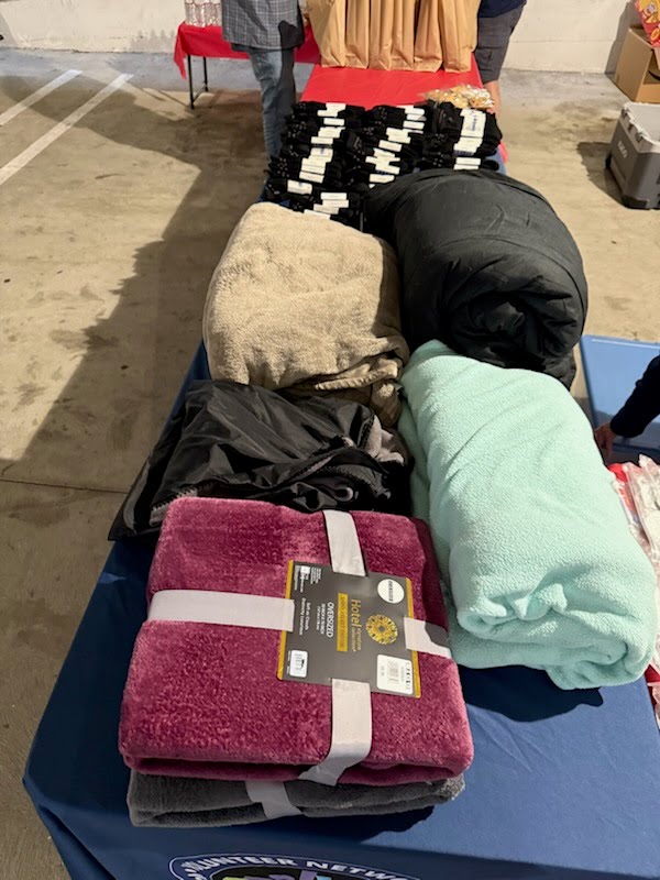 VolunteerNetOC's tweet photo. On Saturday we were out and about early in the morning at the Crossing Church distributing sack lunches, beanies, blankets, @bombas socks and other essential items to our homeless neighbors.  Thank you @bombas and thank you all who donated.Your support is so greatly appreciated. https://t.co/6VZedEM5J1