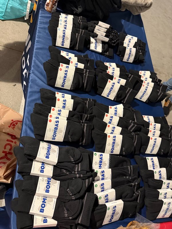 VolunteerNetOC's tweet photo. On Saturday we were out and about early in the morning at the Crossing Church distributing sack lunches, beanies, blankets, @bombas socks and other essential items to our homeless neighbors.  Thank you @bombas and thank you all who donated.Your support is so greatly appreciated. https://t.co/6VZedEM5J1