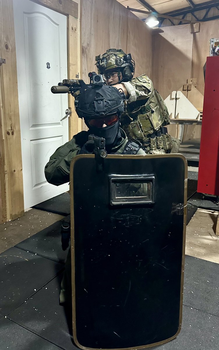 fuxu065p's tweet photo. FBI HRT Set up
&
CQB training
#fbihrt https://t.co/X9rF35wgyH
