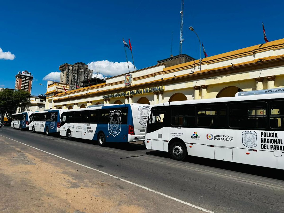 aalevera's tweet photo. Plan de contingencia del Gobierno ante reguladas: refuerzos operativos, buses eléctricos y controles en puntos estratégicos para garantizar la movilidad ciudadana. Frecuencias de 25 minutos en accesos al centro. Sanciones a empresas que no cumplan con el 60% de operación mínima. https://t.co/hhbNXsy9jg
