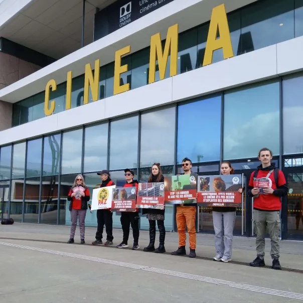 paz_zoopolis's tweet image. 🪧Action de sensibilisation à #Rennes à l'occasion du film #Lenfantdudesert. Le fonds de commerce de Gilles de Maistre, c'est l'exploitation des animaux sauvages dressés pour ses films !

PAZ demande à @MediawanFr @canalplus de cesser de produire des films avec animaux dressés.💶