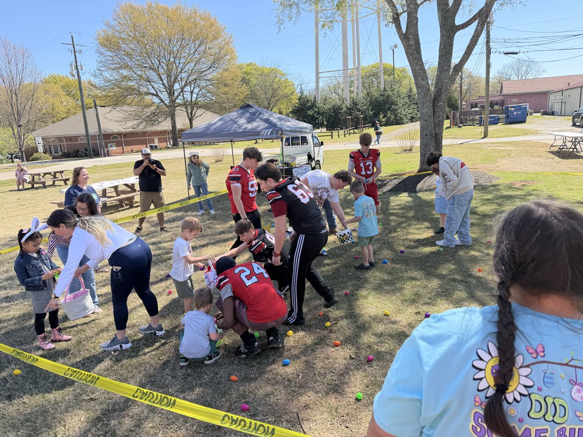WBDoggsFB's tweet photo. An honor to serve at yesterdayโs All5inc Easter Egg Hunt! ๐ฐ
Our student-athletes had a blast hunting for eggs & playing games with these amazing families.
So proud of the humility & heart our DoGGs showed. ๐พ๐ช
#GG
#DoGGs https://t.co/9CUEmjHqAI