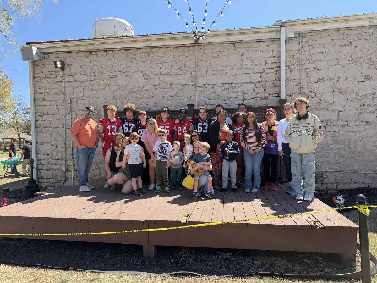 WBDoggsFB's tweet photo. An honor to serve at yesterdayโs All5inc Easter Egg Hunt! ๐ฐ
Our student-athletes had a blast hunting for eggs & playing games with these amazing families.
So proud of the humility & heart our DoGGs showed. ๐พ๐ช
#GG
#DoGGs https://t.co/9CUEmjHqAI