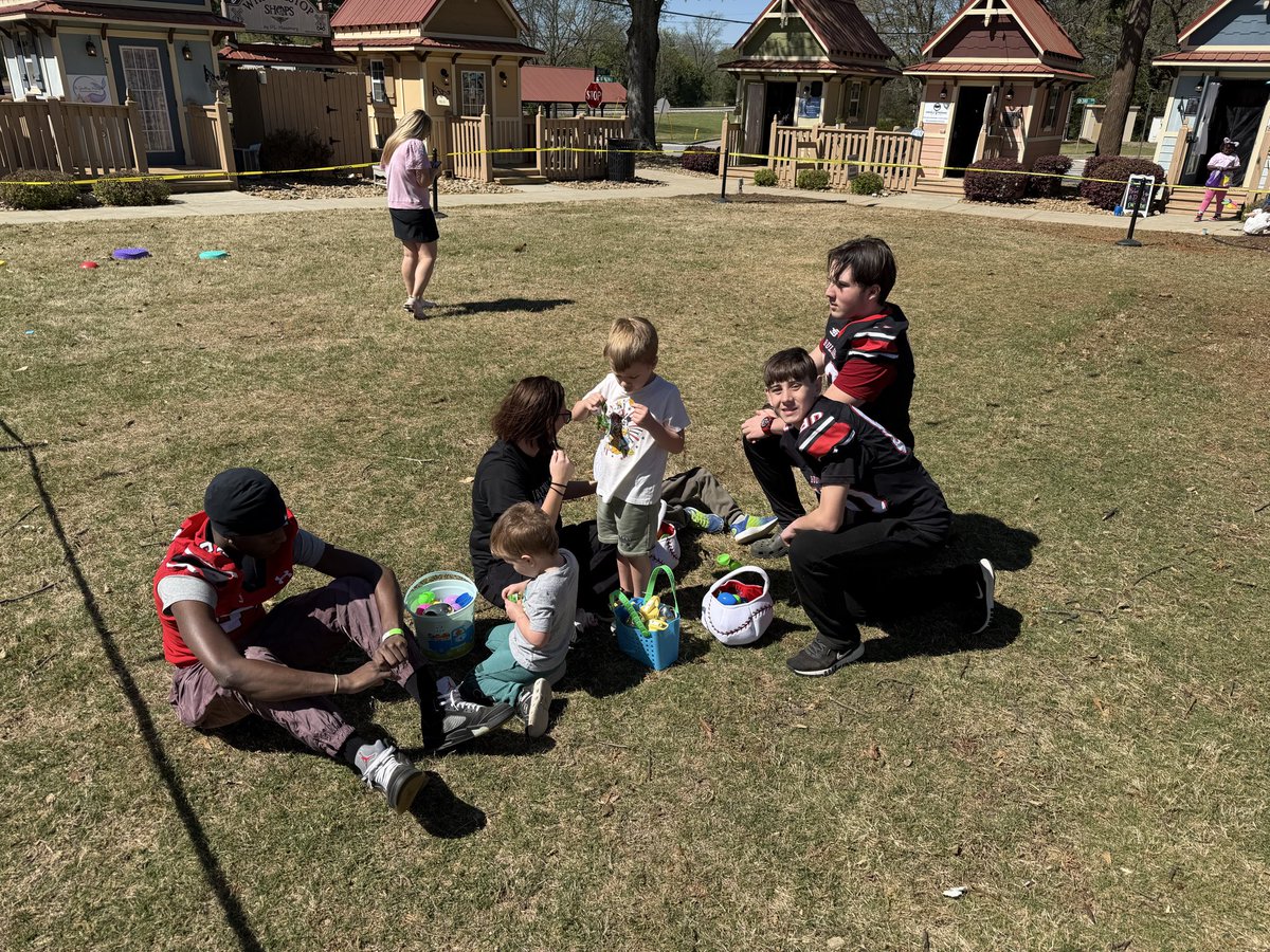 WBDoggsFB's tweet photo. An honor to serve at yesterdayโs All5inc Easter Egg Hunt! ๐ฐ
Our student-athletes had a blast hunting for eggs & playing games with these amazing families.
So proud of the humility & heart our DoGGs showed. ๐พ๐ช
#GG
#DoGGs https://t.co/9CUEmjHqAI