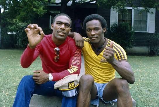 Happy 70th Birthday to former WBC Jr Welterweight World Champion Bruce Curry. Here he is with his brother Donald. 🥊