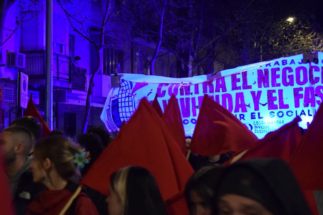 ultras_antifaa's tweet photo. #Spain - The struggle for housing rights continues in Tetuán, one of Madrid’s working-class and migrant-heavy neighborhoods. 

A protest was held against evictions and against private companies like Desokupa forcing people out of their homes without a court process. https://t.co/Bhv1bxyFPd