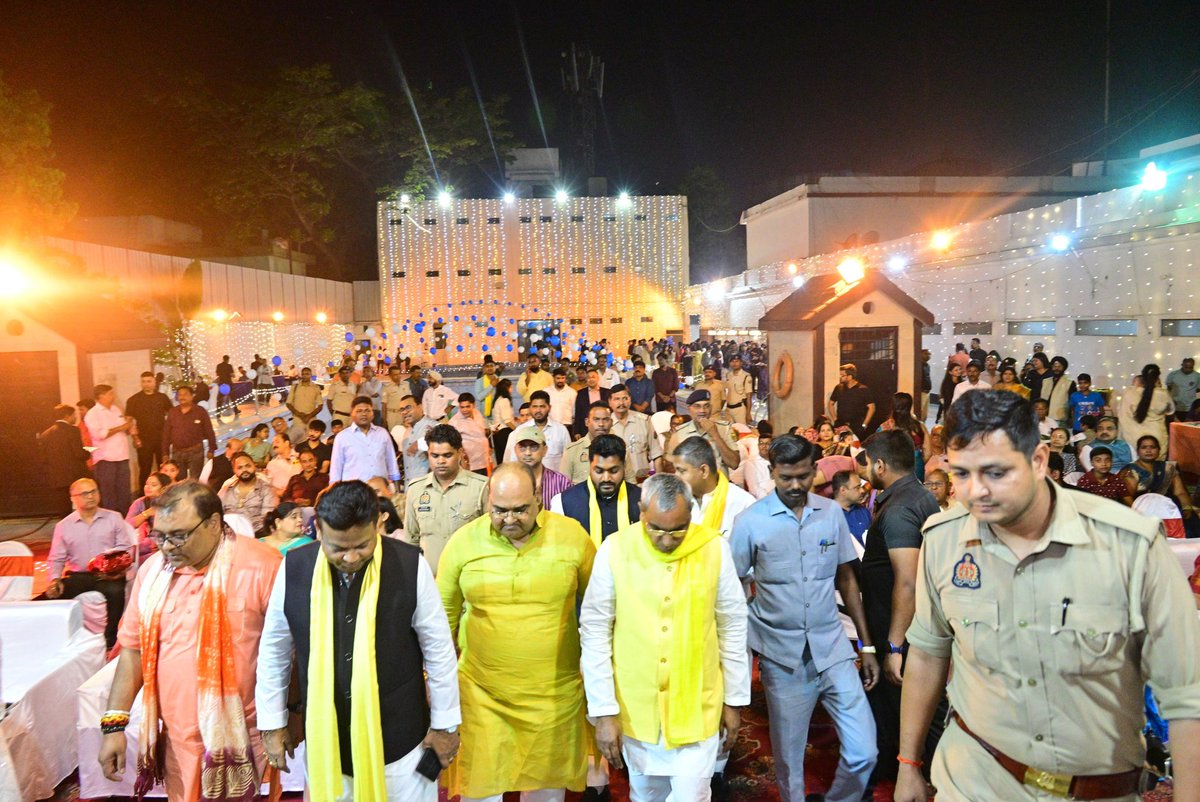 sbsp4bihar's tweet photo. मा. मंत्री श्री @oprajbhar जी एवं मा. राष्ट्रीय प्रमुख महासचिव डॉ @arvindrajbhar07 जी ने स्वीमिंग पूल एरिया बांकीपुर क्लब पटना में श्री शशि भूषण प्रसाद जी के सुपौत्र के द्वितीय जन्मदिन के स्नेहिल समारोह में सम्मिलित होकर नन्हें बालक को उज्ज्वल भविष्य की हार्दिक शुभकामनाएं दी। https://t.co/22xFBBuTiN