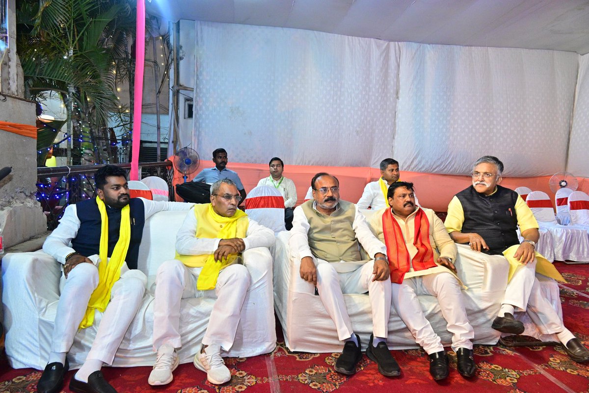 sbsp4bihar's tweet photo. मा. मंत्री श्री @oprajbhar जी एवं मा. राष्ट्रीय प्रमुख महासचिव डॉ @arvindrajbhar07 जी ने स्वीमिंग पूल एरिया बांकीपुर क्लब पटना में श्री शशि भूषण प्रसाद जी के सुपौत्र के द्वितीय जन्मदिन के स्नेहिल समारोह में सम्मिलित होकर नन्हें बालक को उज्ज्वल भविष्य की हार्दिक शुभकामनाएं दी। https://t.co/22xFBBuTiN