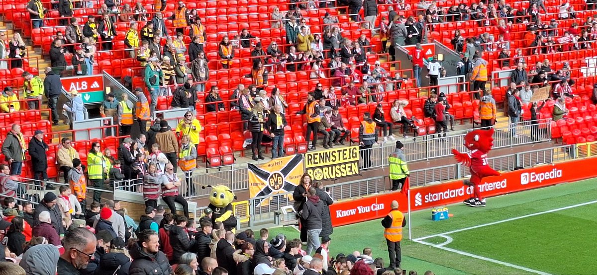 coombes_angie's tweet photo. Thank you Liverpool for a great weekend 😀
Football ⚽️ is not really my thing but @Tony_Ginger supports #BorussiaDortmund so we went to the legends game.
Great atmosphere, score 2-2.
#PeterCrouch was a real character to watch, signing autographs & giving someone his shirt https://t.co/xCvwJIx11Q