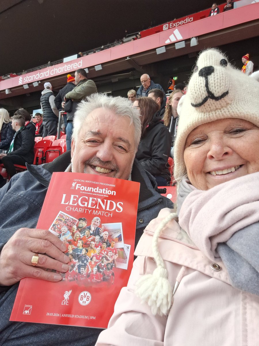 coombes_angie's tweet photo. Thank you Liverpool for a great weekend 😀
Football ⚽️ is not really my thing but @Tony_Ginger supports #BorussiaDortmund so we went to the legends game.
Great atmosphere, score 2-2.
#PeterCrouch was a real character to watch, signing autographs & giving someone his shirt https://t.co/xCvwJIx11Q