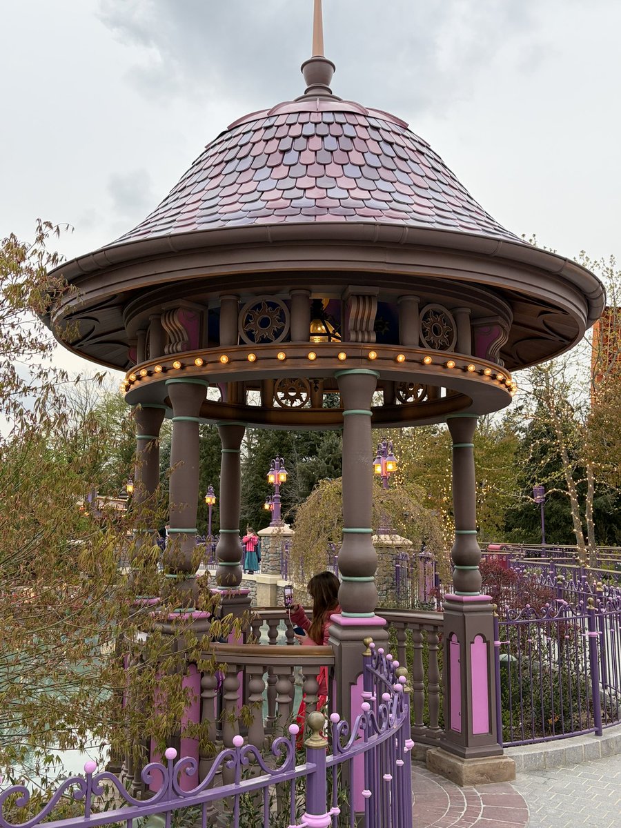 CafeFantasia's tweet image. The garden area around Raiponce Tangled Spin is absolutely gorgeous. 😍

With its reflecting pond, twinkle lights, pathways and benches, it's 100% Disneyland and 0% Walt Disney Studios Park. 👌

#DisneyAdventureWorld #DisneylandParis