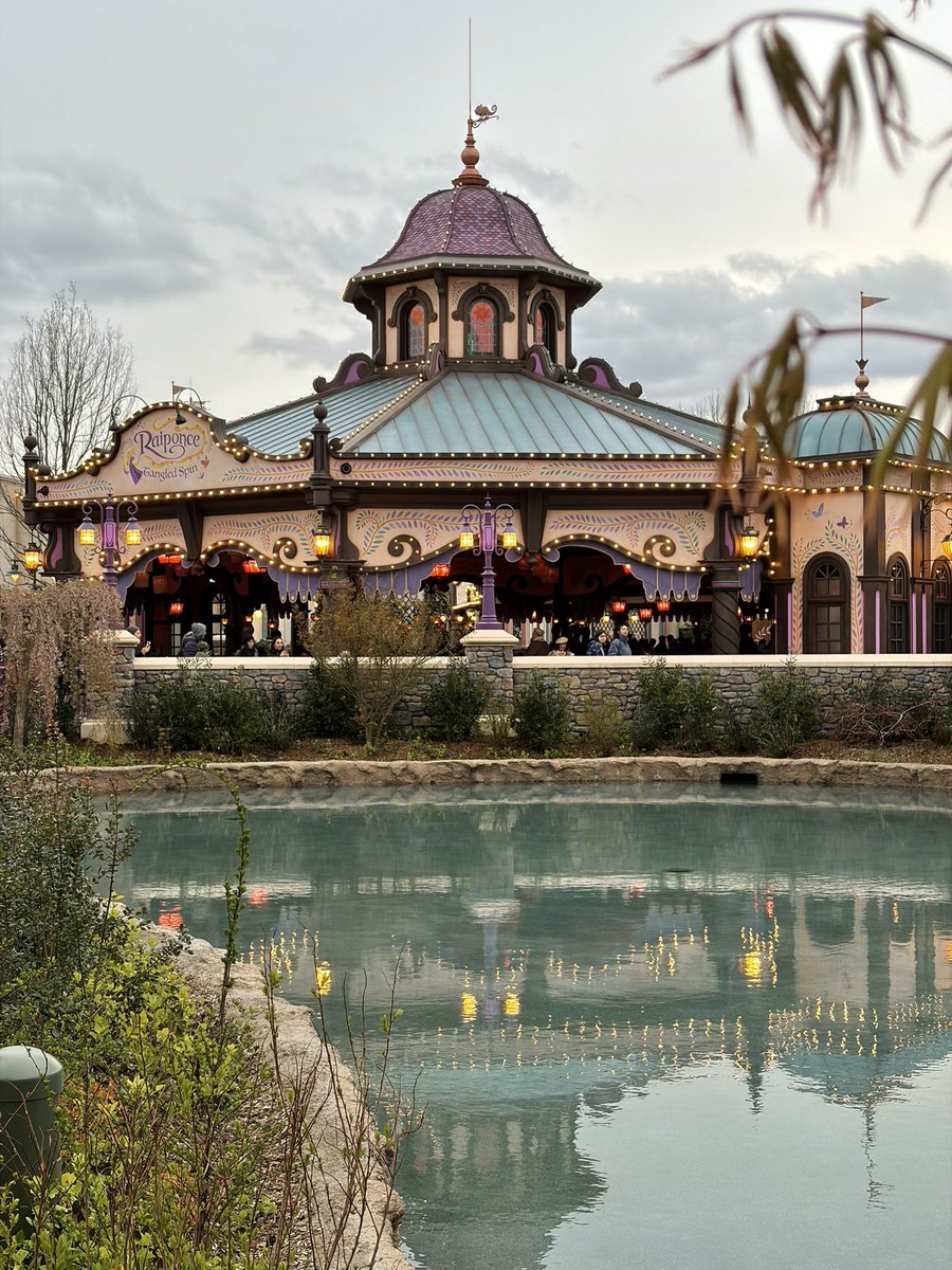 CafeFantasia's tweet image. The garden area around Raiponce Tangled Spin is absolutely gorgeous. 😍

With its reflecting pond, twinkle lights, pathways and benches, it's 100% Disneyland and 0% Walt Disney Studios Park. 👌

#DisneyAdventureWorld #DisneylandParis