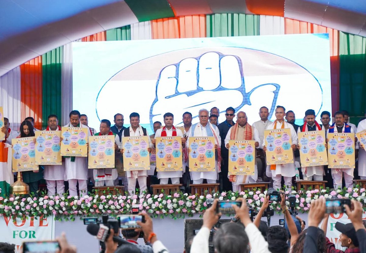 INCAssam's tweet photo. Today, in the presence of leaders from allied parties of the united opposition – Raijor Dal, Asom Jatiya Parishad, CPI(M), CPI(ML), and APHLC – the Hon’ble President of the Indian National Congress,  Shri Mallikarjun Kharge ji announced five key guarantees for the people of Assam

👇 👇 👇
🔹 Unconditional monthly cash transfer for every woman
🔹 ₹1,250/month pension for senior citizens
🔹 ₹25 lakh cashless health cover for every family
🔹 Justice for Zubeen Garg within 100 days
🔹 Land rights for 10 lakh indigenous people

#AssamWithCongress

#5PratishrutiForNotunBorAxom