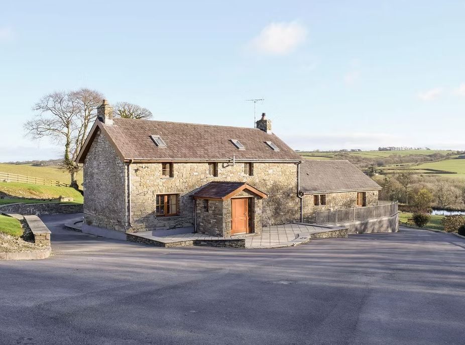 WeAcceptPets's tweet image. 🏡 The Farmhouse at Welsh Country Retreats 🏡

Set in a peaceful rural location, the farmhouse enjoys stunning views across the lakes and rolling Welsh countryside. 🌿

Accepts 🐶 🐈 
weacceptpets.co.uk/Ceredigion/7790

#WelshCountryRetreats #TheFarmhouse #RuralRetreat #CountrysideEscape