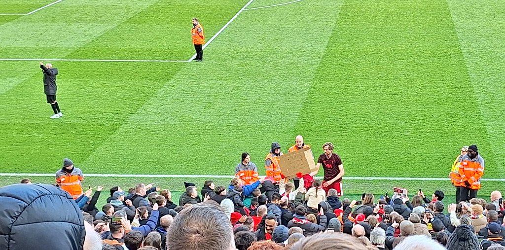 coombes_angie's tweet photo. Thank you Liverpool for a great weekend 😀
Football ⚽️ is not really my thing but @Tony_Ginger supports #BorussiaDortmund so we went to the legends game.
Great atmosphere, score 2-2.
#PeterCrouch was a real character to watch, signing autographs & giving someone his shirt https://t.co/xCvwJIx11Q