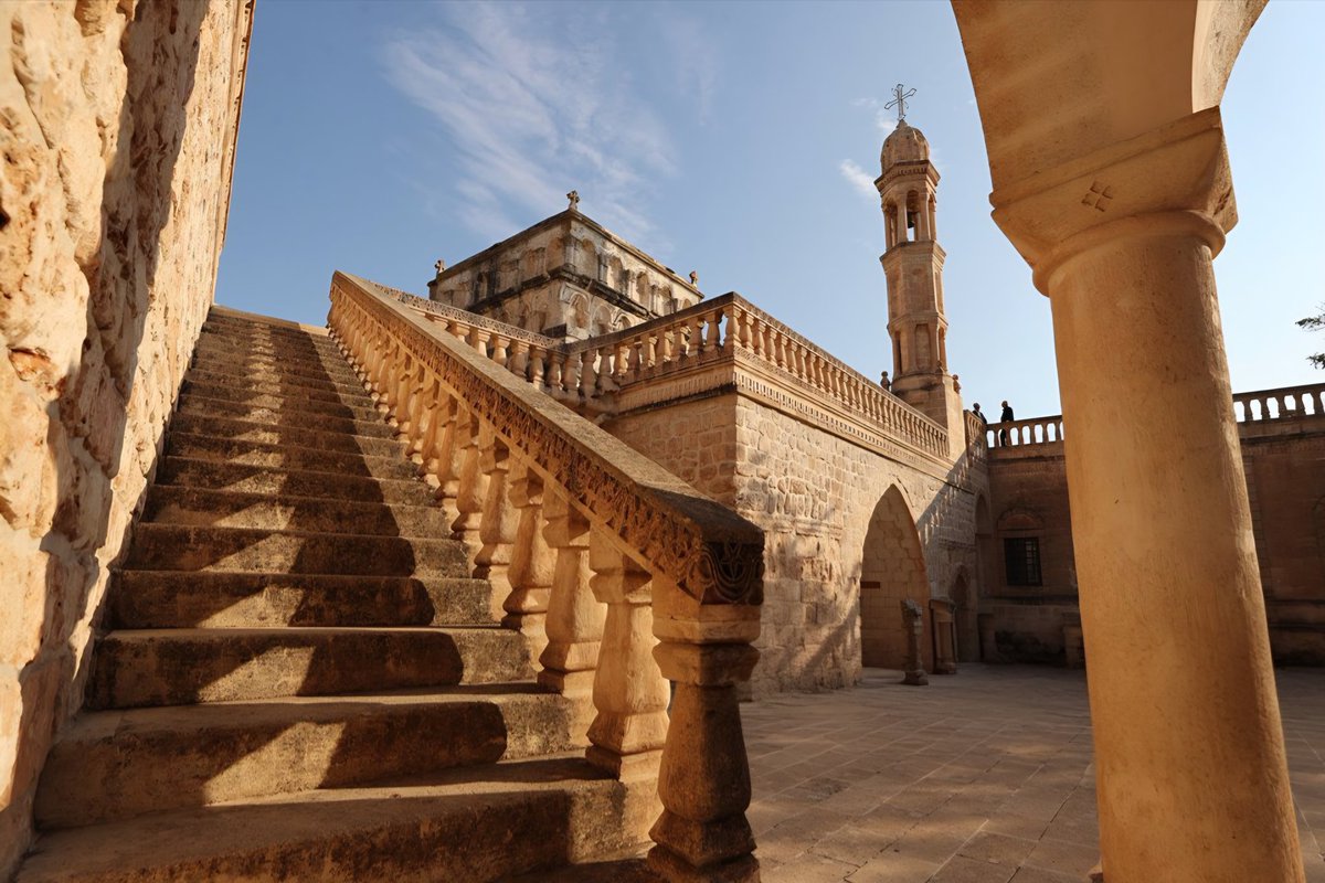 mardinguncesi's tweet photo. Mardin Midyat’ta bulunan Anıtlı; taş evleri, Mor Sobo Katedrali kalıntıları ve Meryem Ana Kilisesi ile dikkat çekiyor. 🏛️

BM Dünya Turizm Örgütü’nün “En İyi Turizm Köyleri” listesinde yer alan bu miras, bölgenin kültürel hafızasını görünür kılıyor. 🌍

#Mardin #Midyat https://t.co/CRokcTU5ve