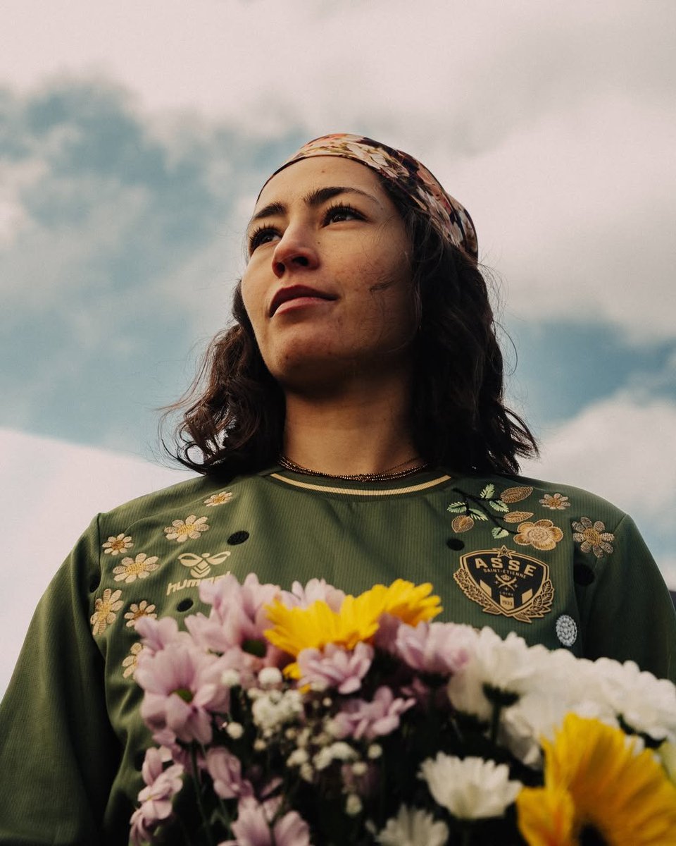 _PointDePenalty's tweet photo. L'ASSE collabore avec Diana Al Shammari, une artiste spécialisée dans la broderie de maillots (c'est beau) 🪡 https://t.co/yKu1D8td3s