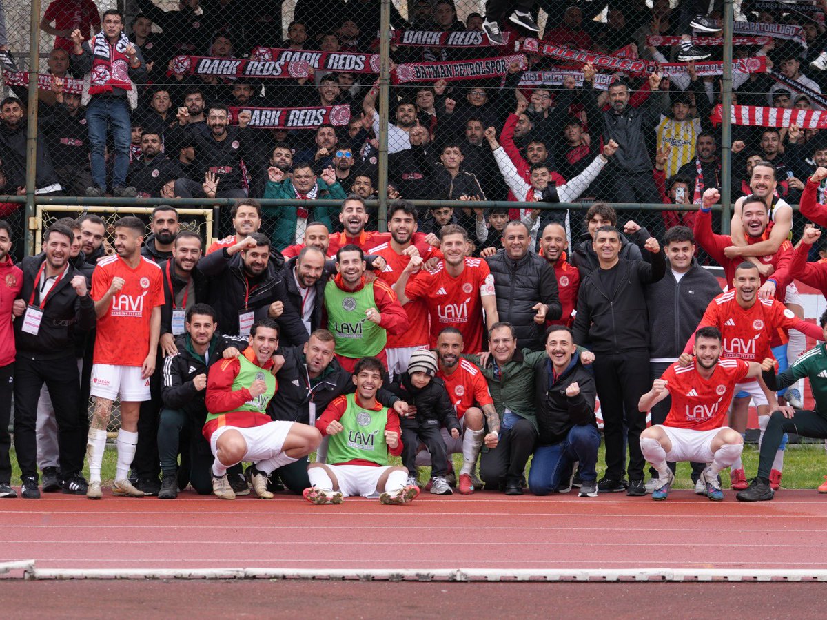 Bugün binlerce kilometrelik yolu sevdası uğruna aşan taraftarlarımız, inançlı yönetimimiz, yürekli futbolcularımız ve teknik heyetimizle birlikte Batman’ı Kastamonu’ya taşıdık.
Ve bir kez daha en güçlü sesle haykırdık: Şampiyon Batman Petrolspor!

Ne demiştik? İnananlar mutlaka