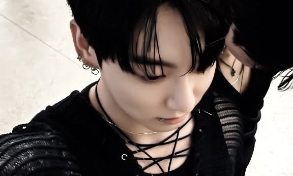 koottomcandy's tweet photo. #taekookau — diabinho.

Taehyung jura que seu melhor amigo, Jungkook, é um rapaz fofo e inocente. Entretanto, após ler uma mensagem no celular dele, fica com uma pulga atrás da orelha. Ele passa a reparar mais no amigo e percebe que Jungkook é, na verdade, um diabinho. https://t.co/CqNWhBDD5o